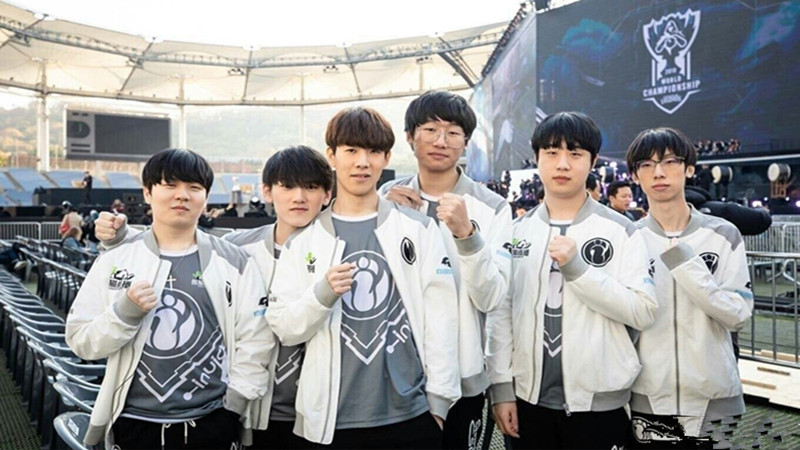 官方分享《 Arcane 2》上海首映活动照：演员万茜 +一众声优登台