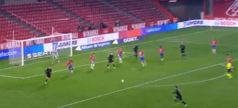 气得双手握拳！（怒得握紧拳头！）